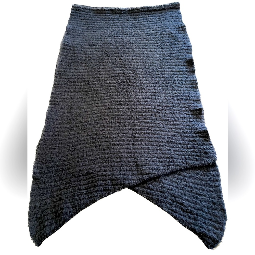 💕 EUC Women’s Navy Blue Wrap Scarf in 100% polyester, 21”x 72”